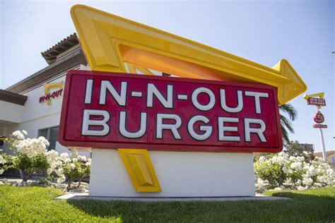 Copycat In-N-Out restaurant in Mexico changes its name
